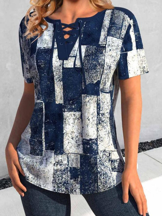 Kadın kısa kollu yakası bağcıklı kuş gözü detay parça desenli süprem bluz